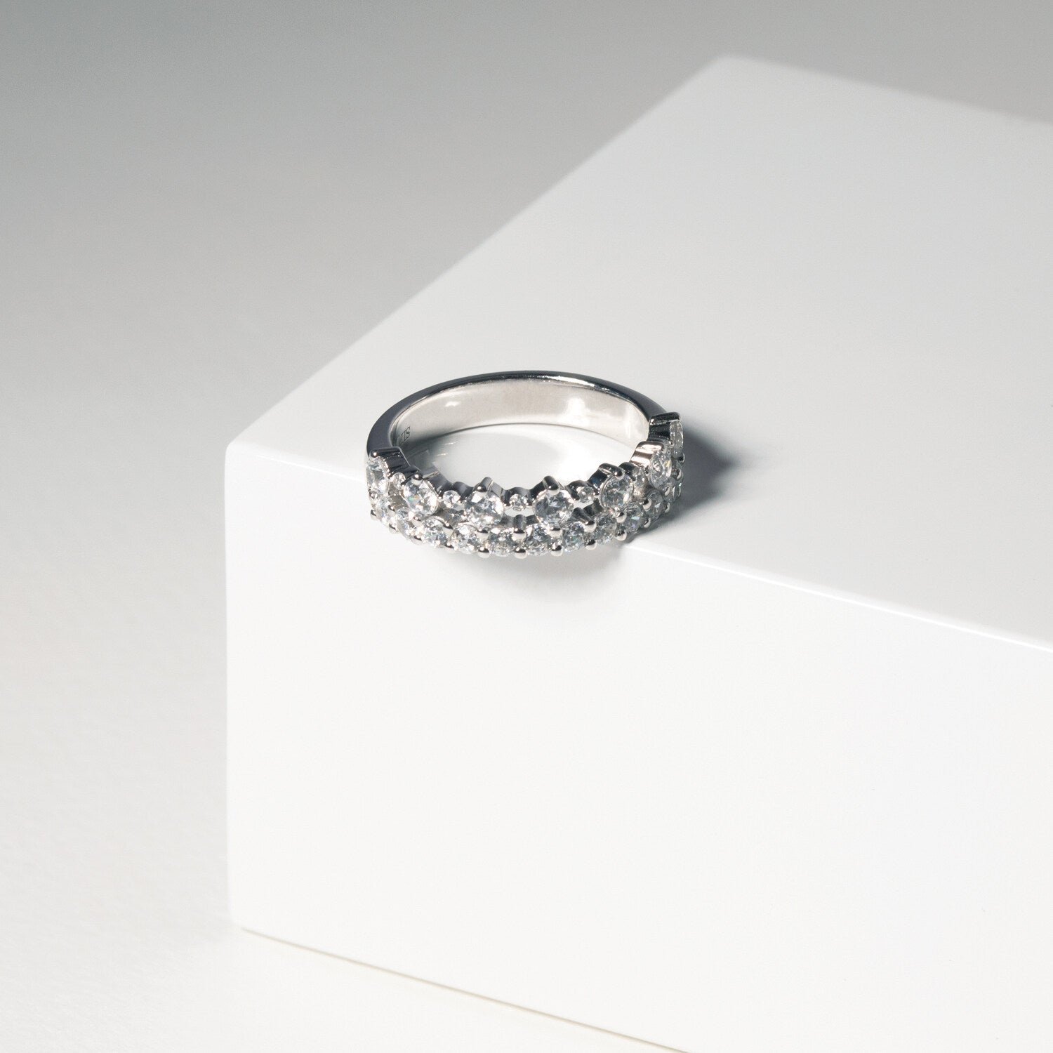 18k Gold Wedding Ring 2.54gm 7brilliant cut lab Diamonds - Image 2
