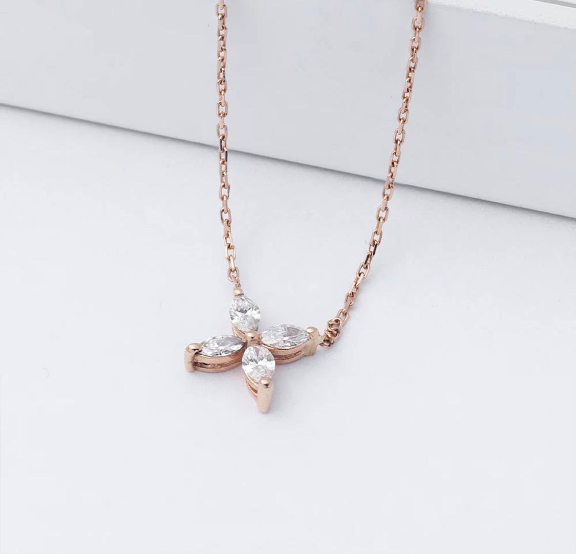 Elegant Floral Pendant 18 Carat Gold 18ct aprox 3.10gm