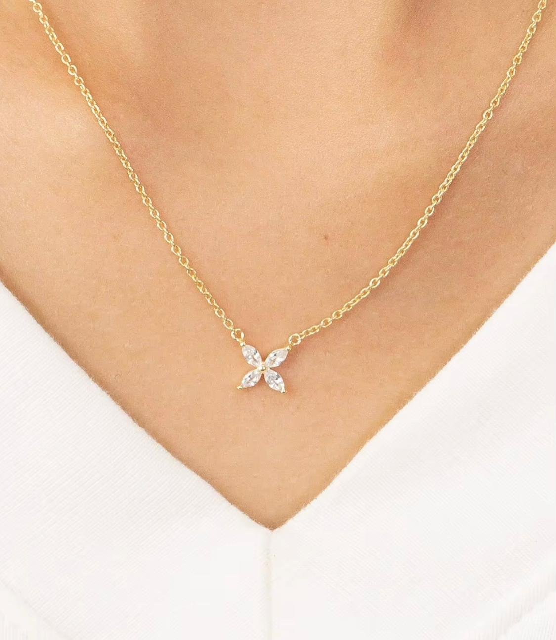 Elegant Floral Pendant 18 Carat Gold 18ct aprox 3.10gm - Image 2